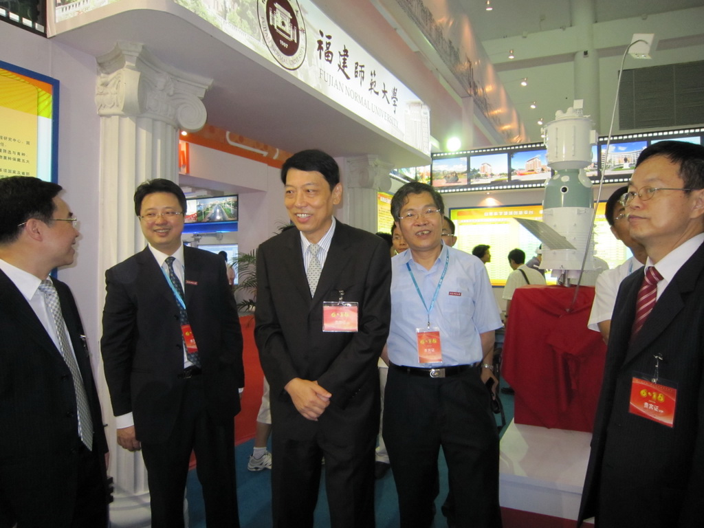 鞠维强厅长到乐动（中国）一站式服务平台展馆指导