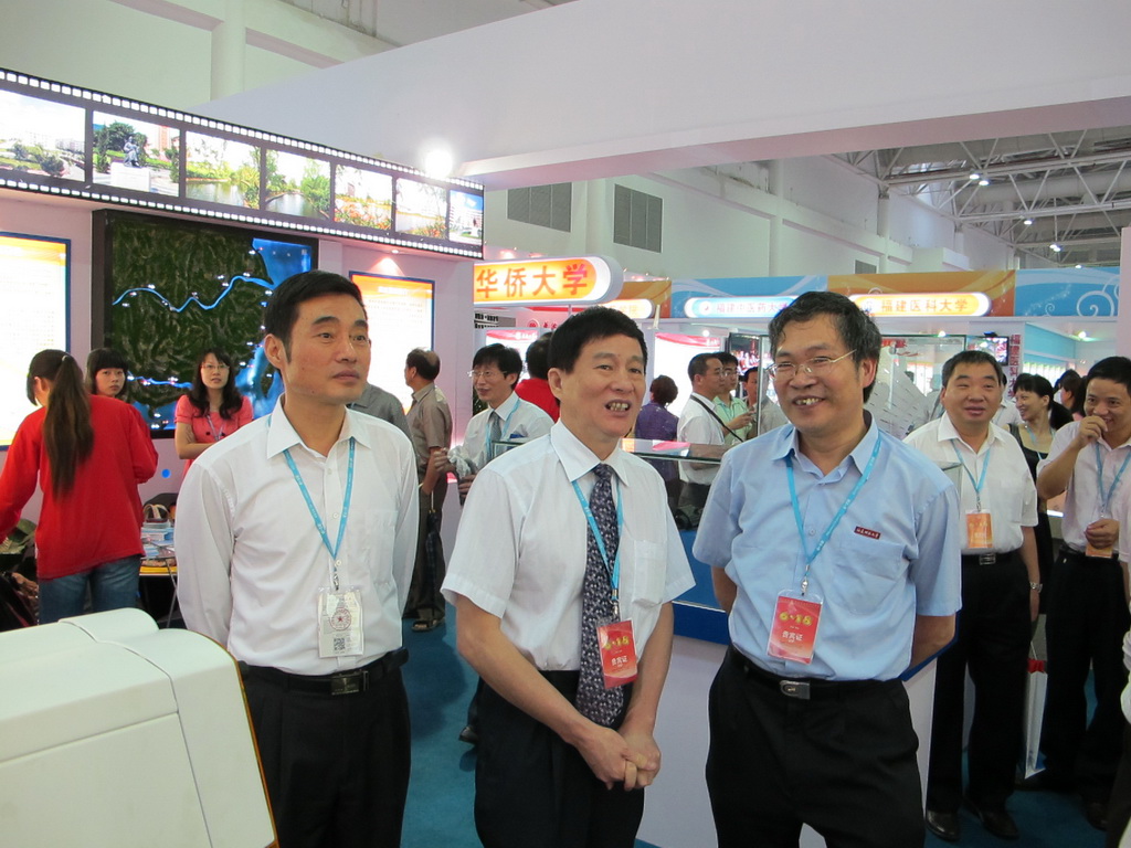 郑传芳书记到乐动（中国）一站式服务平台展馆指导