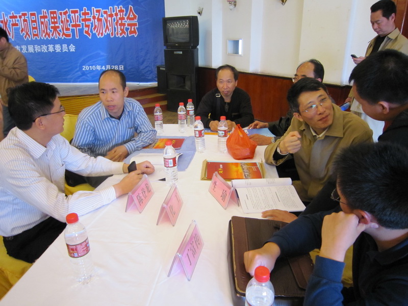 企业代表与乐动（中国）一站式服务平台教授现场交流